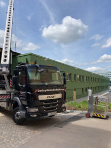 Arbeiten an Dach und Fassade einer Industriehalle